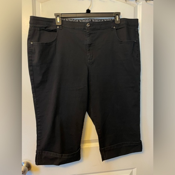 Faded Glory 26W Black Rolled Cuff Hem Bermuda - Picture 1 of 9